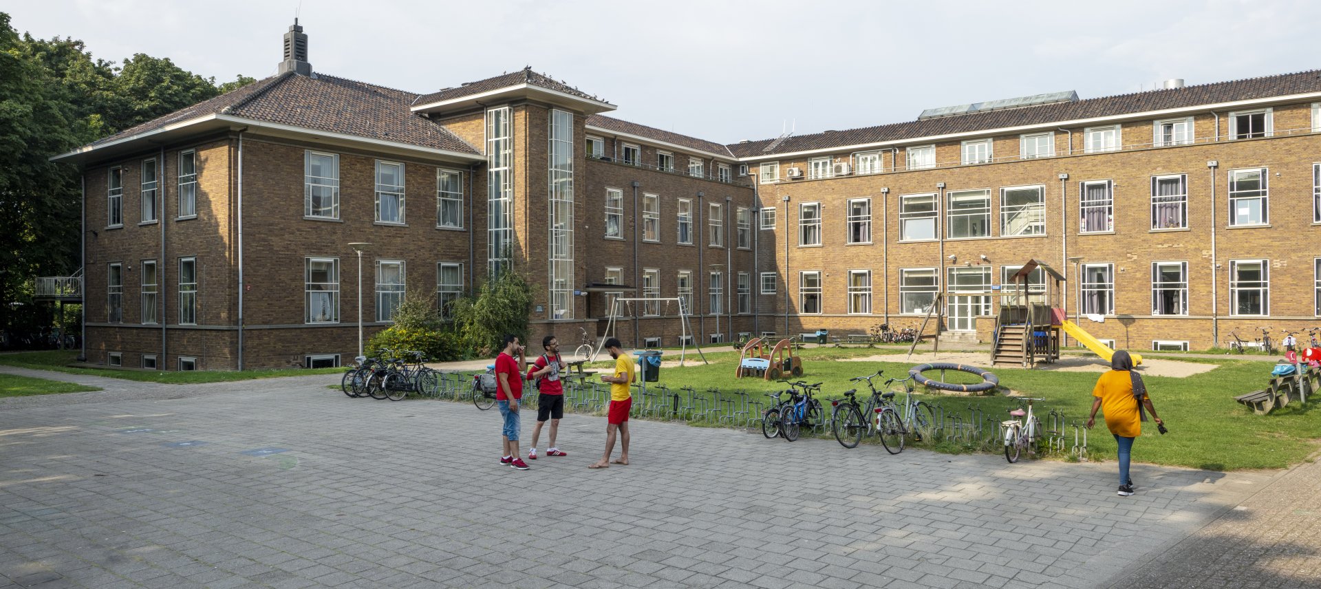 bewoners voor het azc