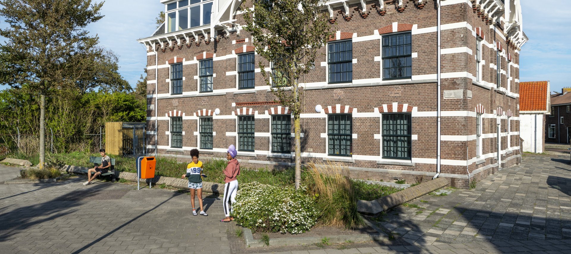 twee mensen voor azc Heemskerkstraat
