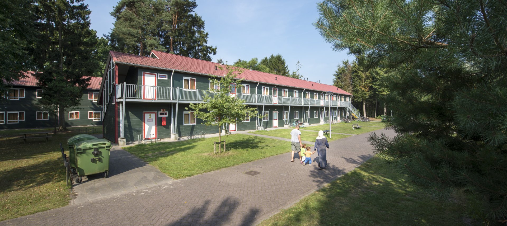 gezin wandelt voor azc Oisterwijk