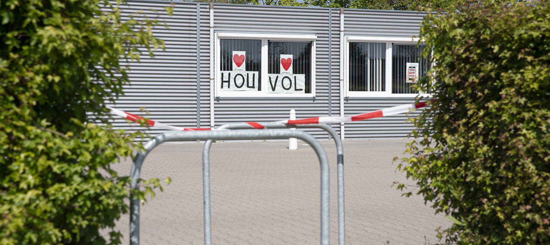 'Hou vol' en ee hartje, in raamkozijnen op het azc in Sneek