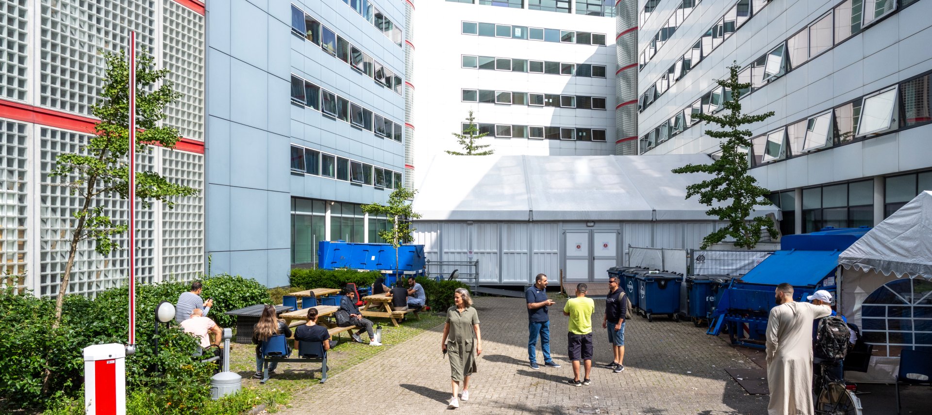 mensen buiten noodopvang gebouw