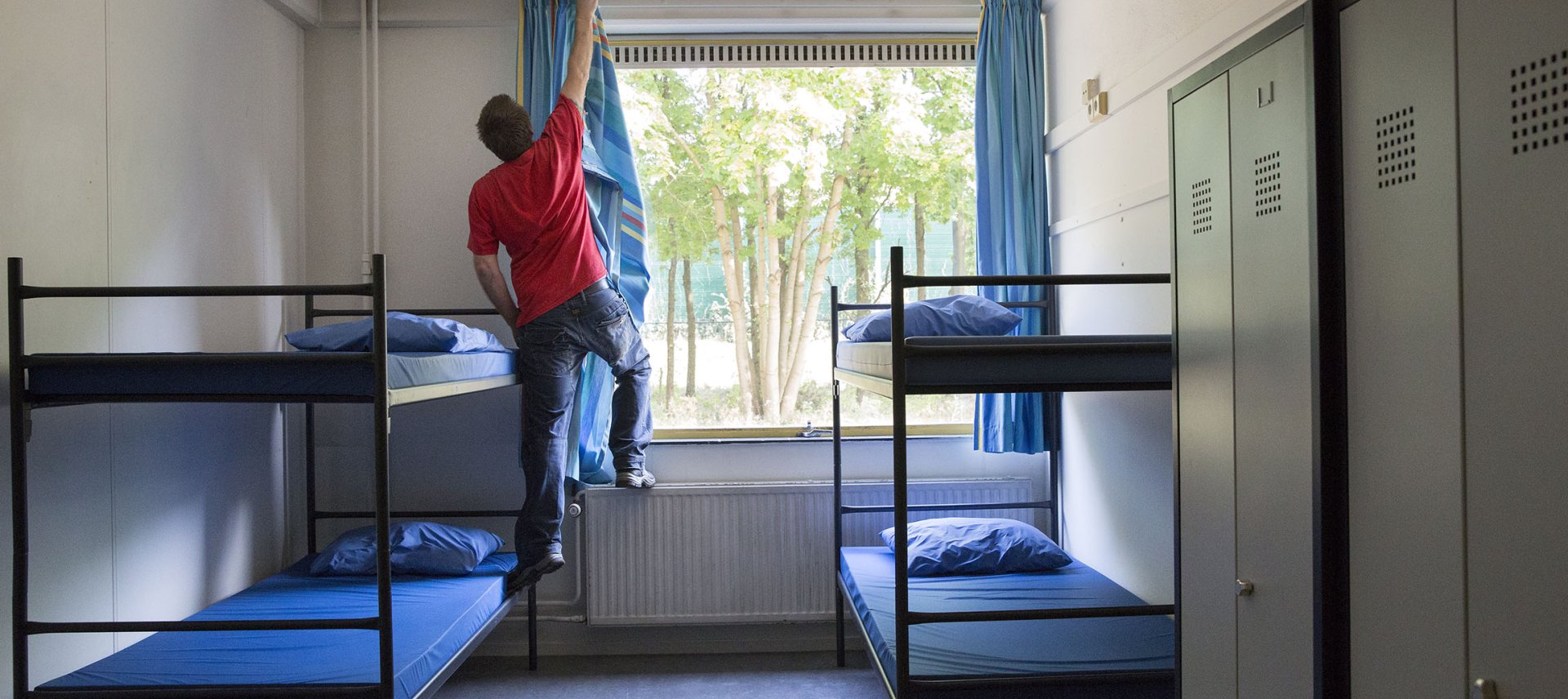 man in lege kamer noodopvang