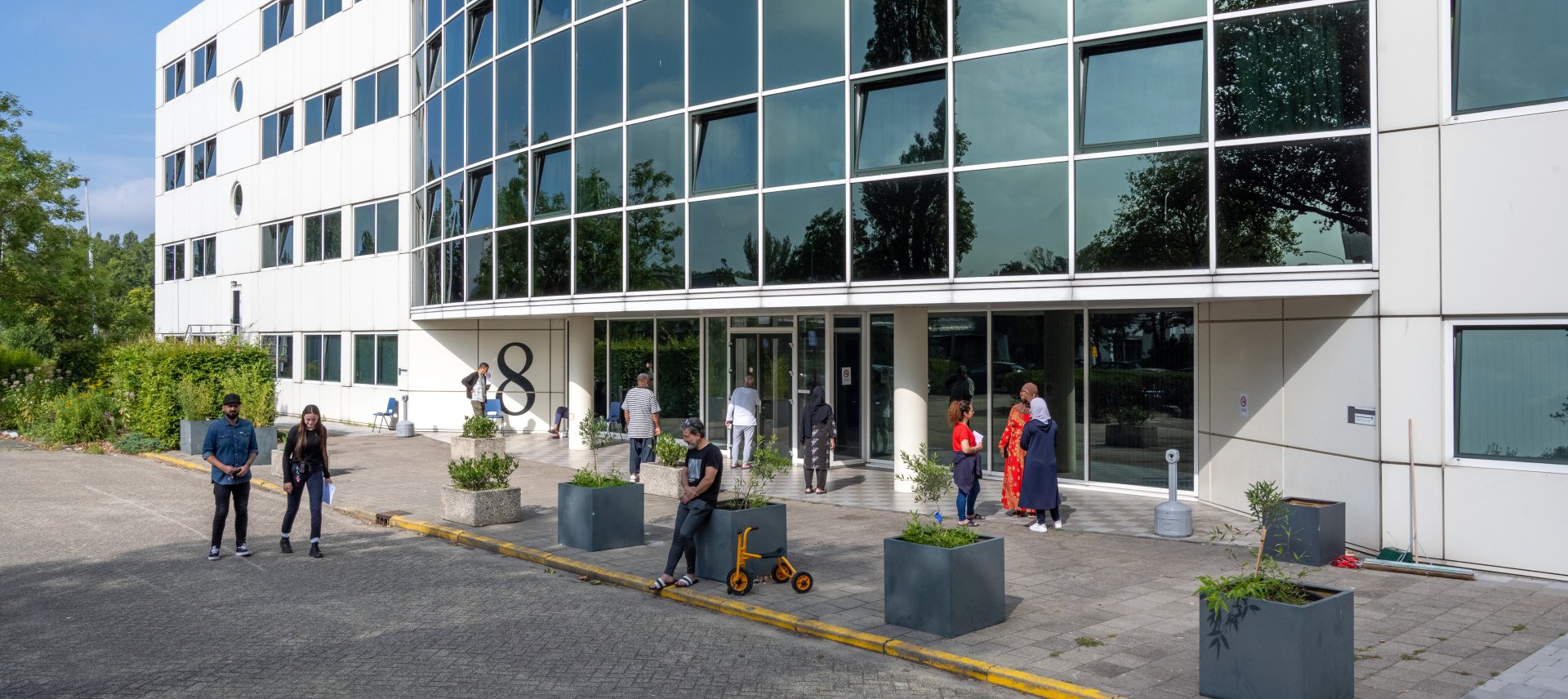 mensen buiten bij noodopvang in leiden