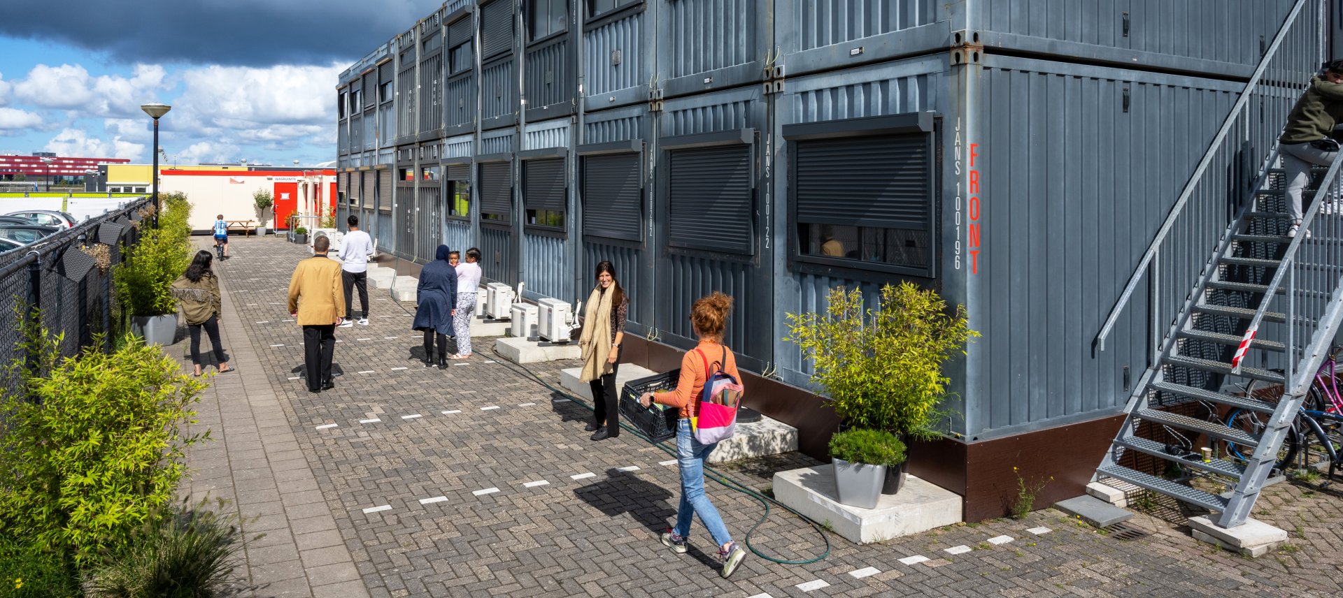 containerwoningen mensen buiten