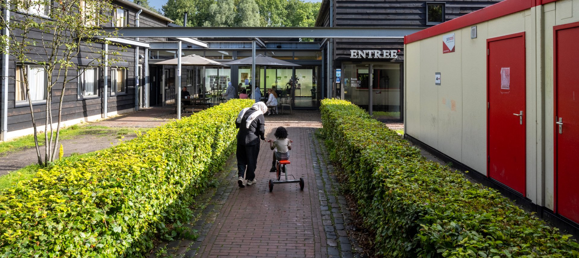 ouder en kind spelen buiten in opvang in Utrecht