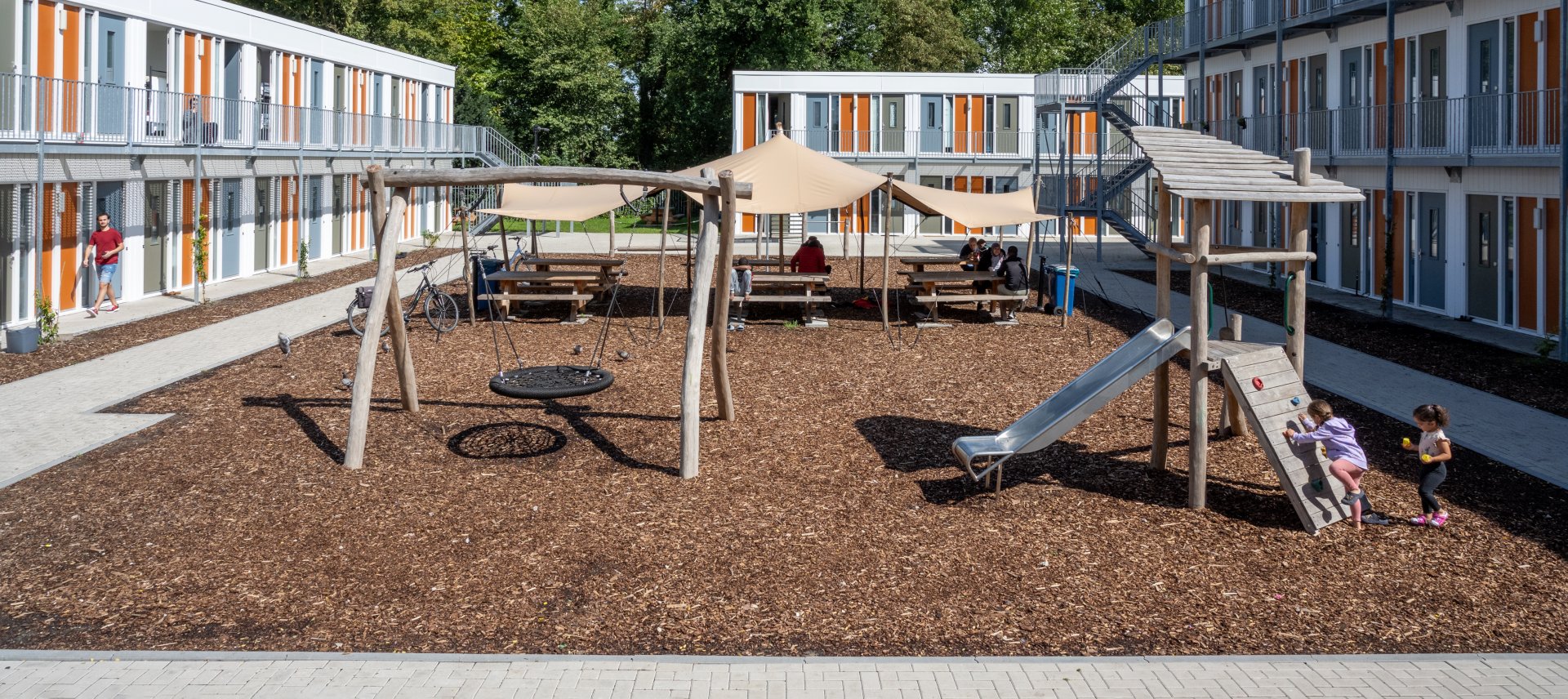 kinderen spelen buiten in azc