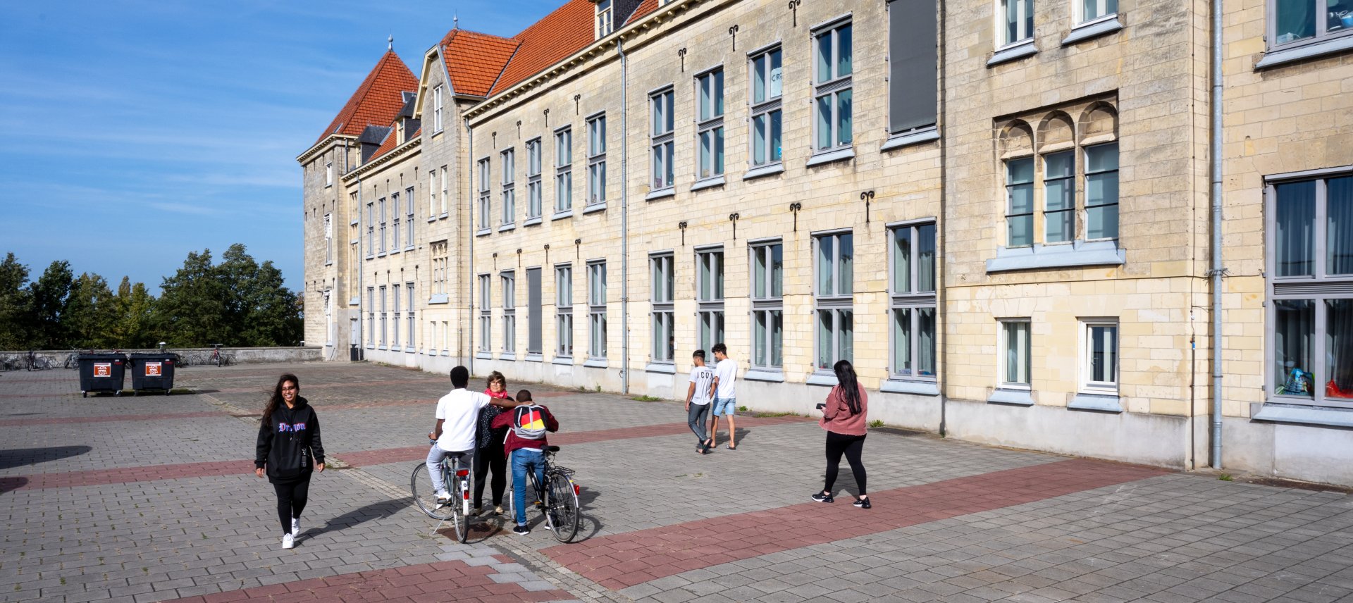 Bewoners lopen voor de opvang in Eijsden