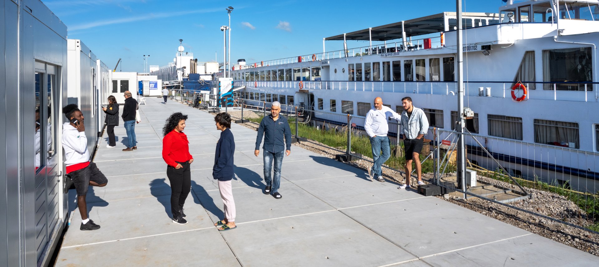 Bewoners buiten bij noodopvang