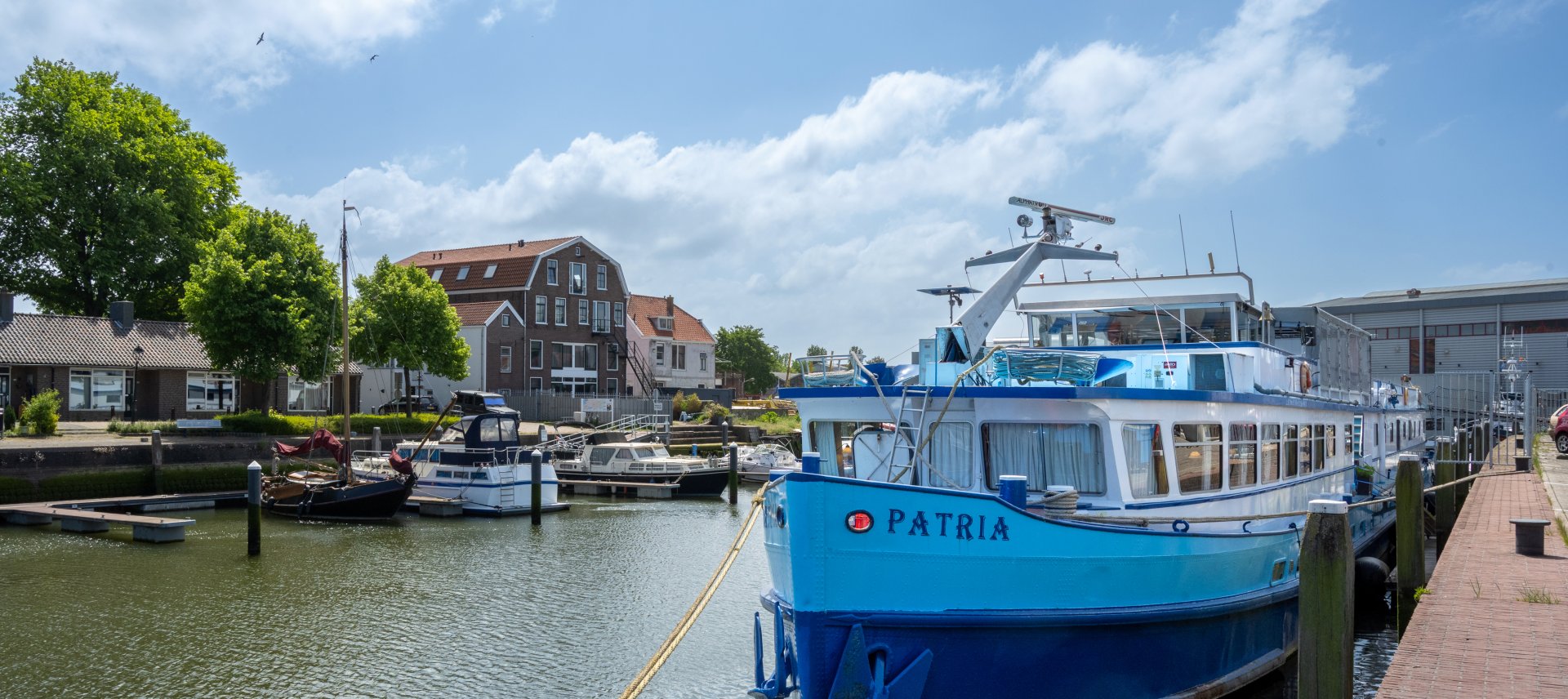 coa locatie Maassluis, schip Patria ligt aan de Govert van Wijnkade