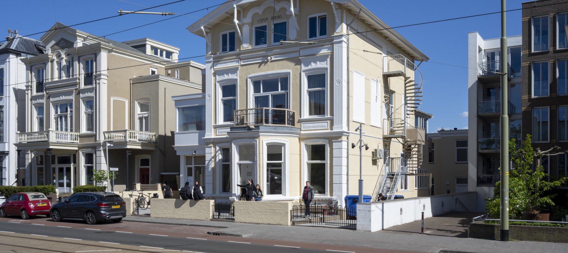 de gevel van coa locatie Den Haag Gevers Deynootweg gezien vanaf de overkant