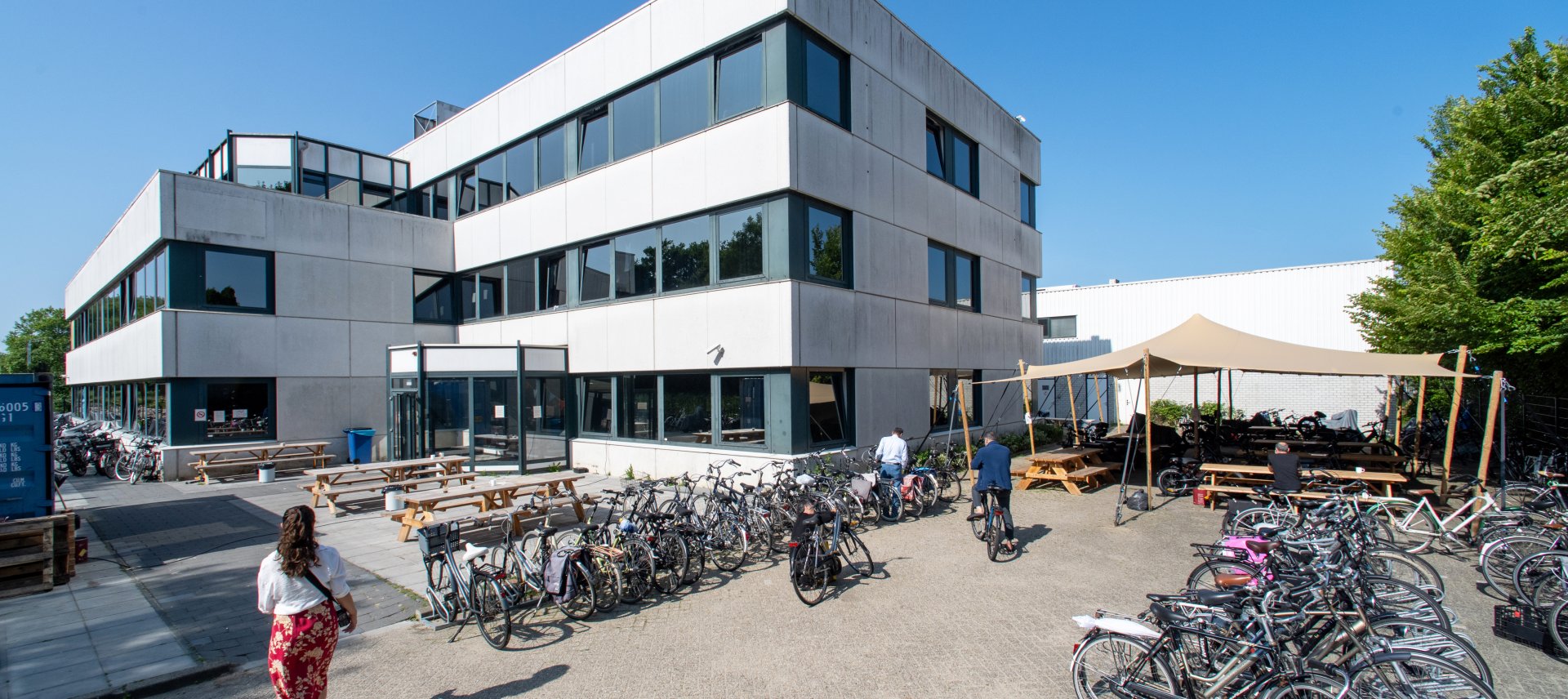 gebouw van coa locatie nieuwegein celsiusbaan, 3 etages, wit, ervoor staan veel fietsen