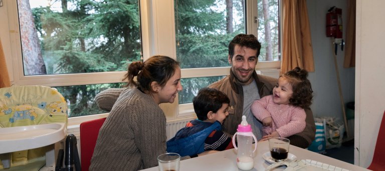 Gezin in hun kamer in azc Oisterwijk