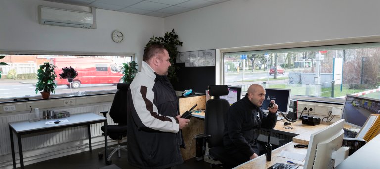 Beveiligers van Trigion bij de receptie van azc Utrecht