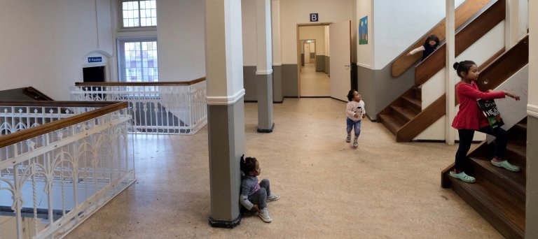 Kinderen spelen in gangen van gezinslocatie Amersfoort