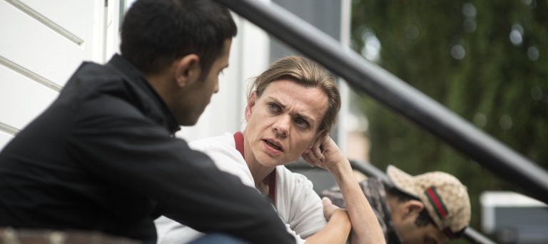 COA-medewerker in gesprek met een alleenstaande minderjarige vreemdeling