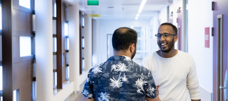 Ahmed Iman met een bewoner van de extra begeleiding en toezichtlocatie