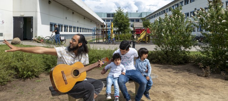 man speelt op gitaar 