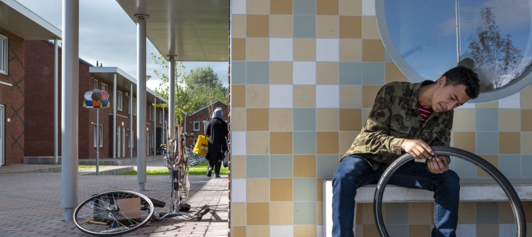 Asielzoeker plakt zijn band in de opvanglocatie Ter Apel