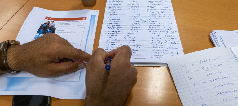 man schrijft met pen
