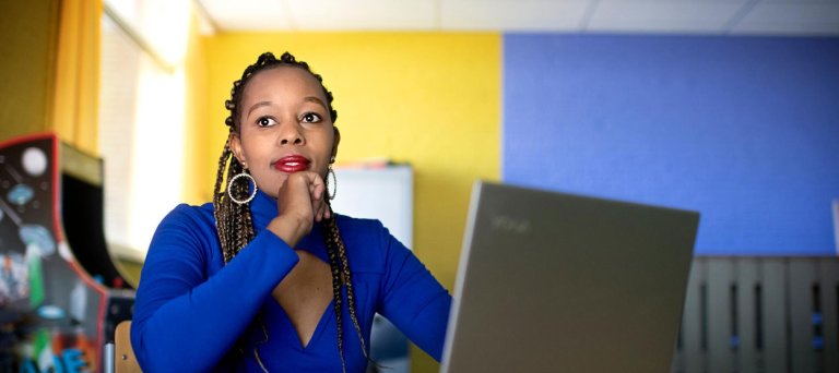 Mary Wanjiku Gichuhi achter haar laptop in azc Echt