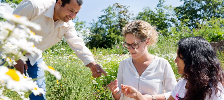  3 mensen in de natuurtuin