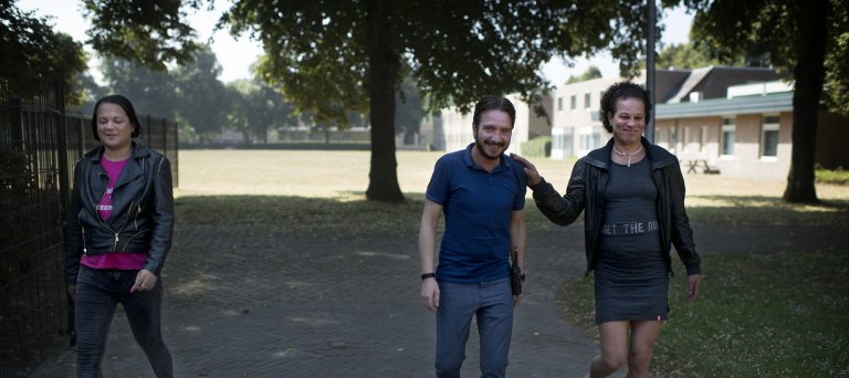Woonbegeleider en transgenders lopen over terrein azc Weert