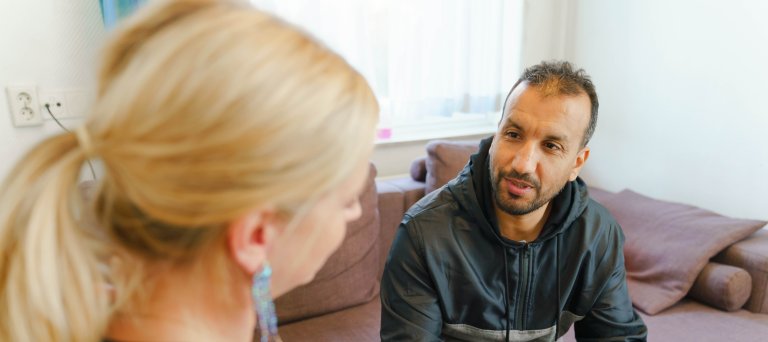 COA woonbegeleider in gespek met asielzoeker
