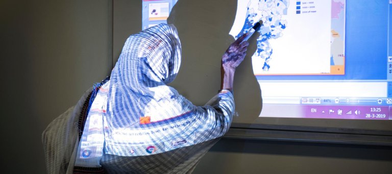 Eritrese asielzoeker tijdens lessen Kennis van de Nederlandse Maatschappij
