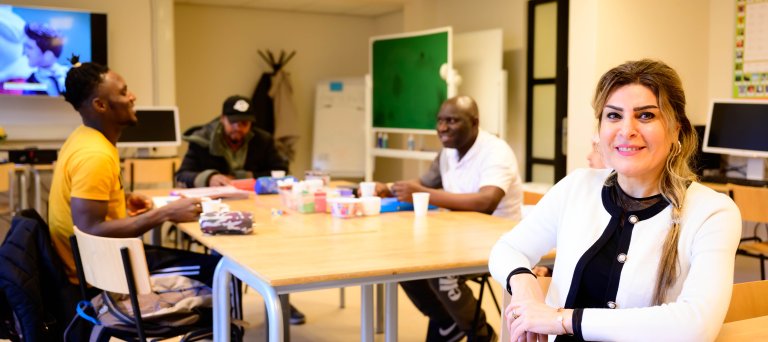 Sanaa Steenbeek met bewoners van het azc
