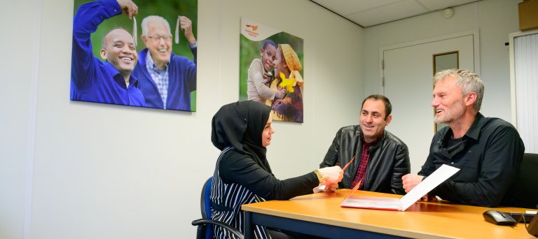 Alex Groen van VluchtelingenWerk in gesprek met asielzoekers