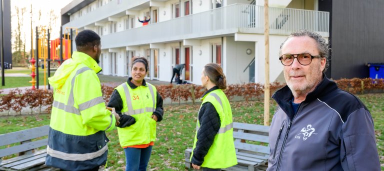 Huismeester Berry Witteveen begeleidt bewoners bij vrijwilligerswerk op locatie