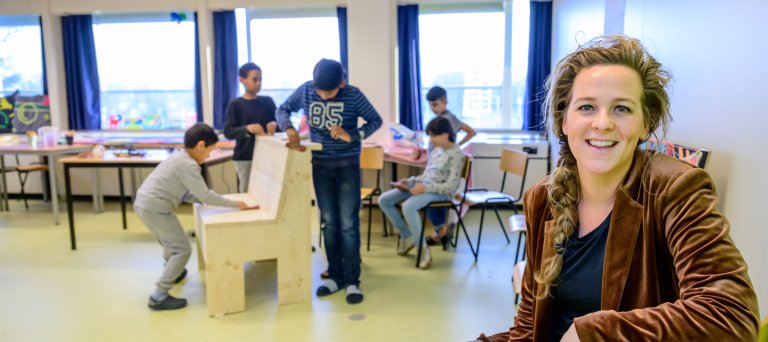 Programmabegeleider Carine Havenaar en kinderen in het azc
