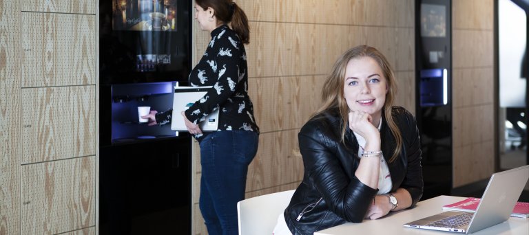 vrouw achter laptop