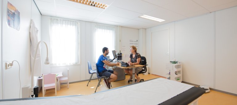 man op in spreekkamer van huisarts