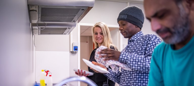 COA-medewerker begeleidt bewoners in de htl