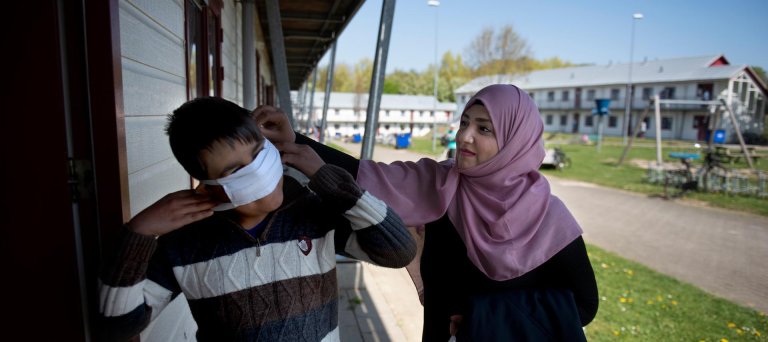 Bewoner doet een mondkapje om
