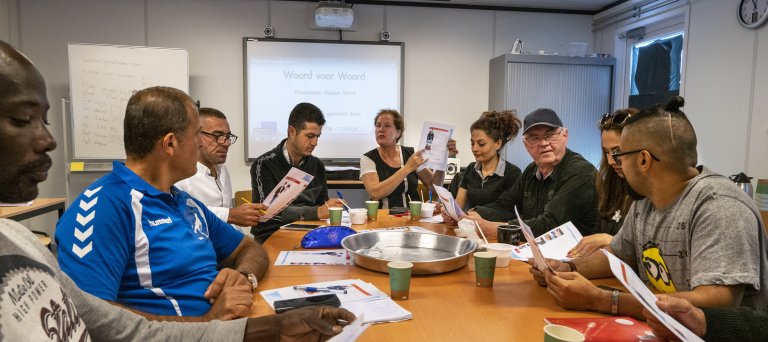 Asielzoekers krijgen lessen Nederlands in het azc
