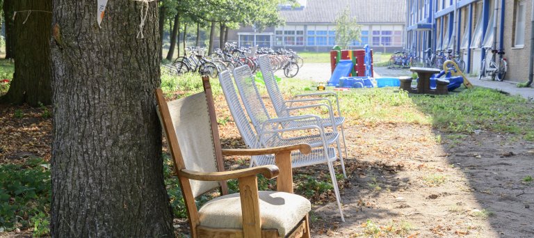 lege stoelen