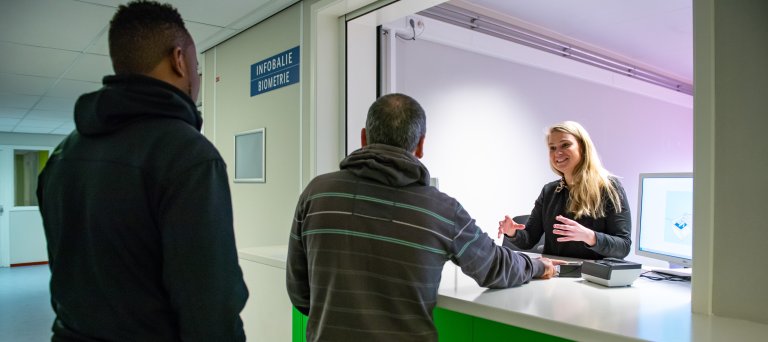 man bij biometriebalie