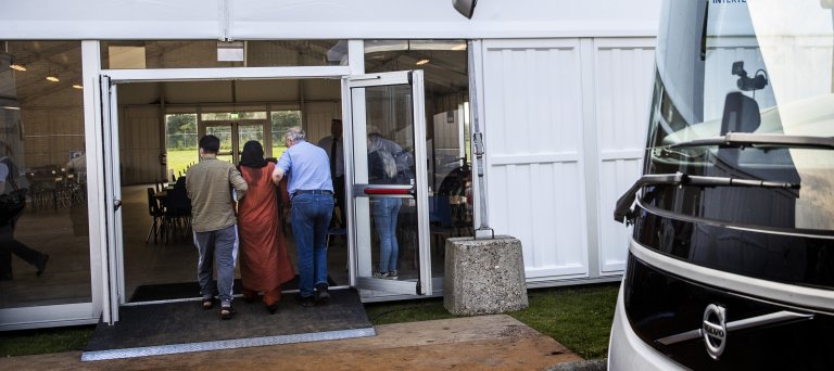 Bus met Afghaanse evacués arriveert bij noodopvang Zoutkamp