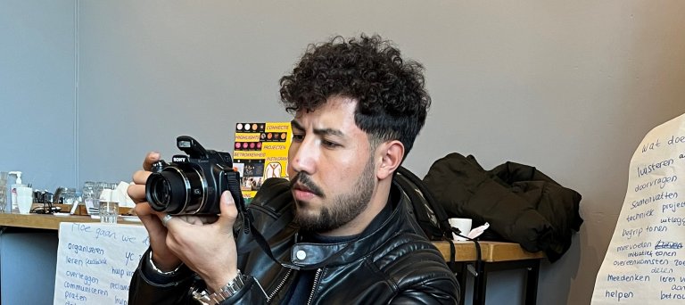 Emir op de foto met een fototoestel