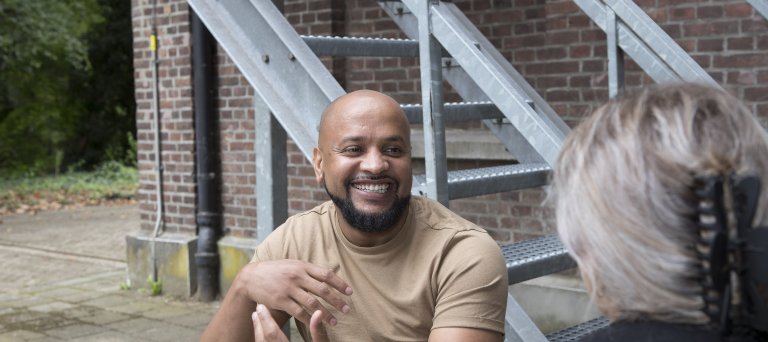 Abu Hamdan in gesprek met een bewoner