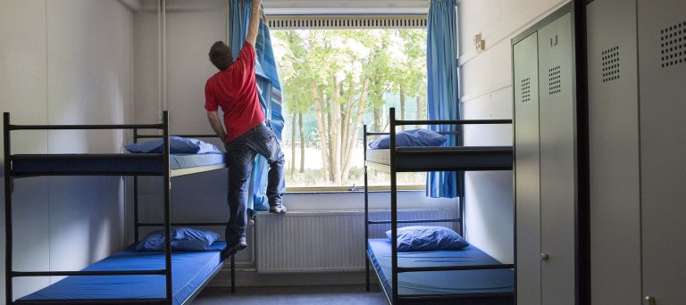 man in lege kamer noodopvang