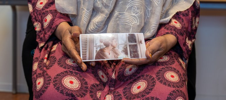 vrouw met foto in handen