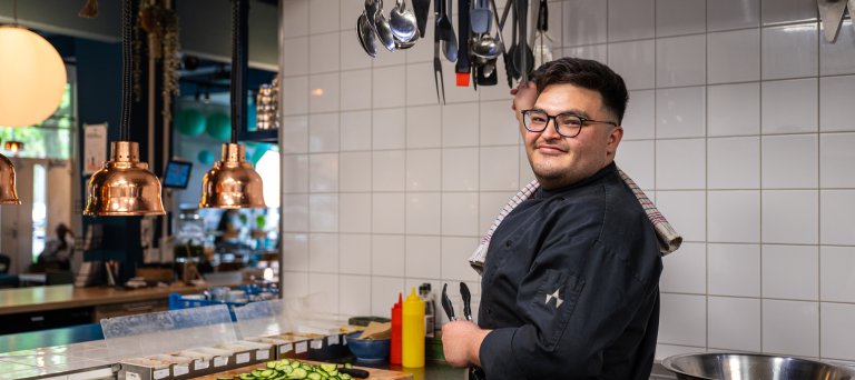 Hossein werkt in de keuken van A Beautiful Mess