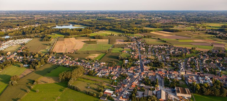 Luchtfoto van bebouwing en groen in Nederland