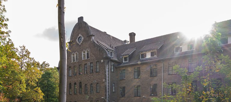 gebouw azc met bos en bomen en struikjes