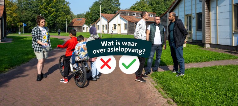 Groep mensen die aan het praten zijn met elkaar op een AZC