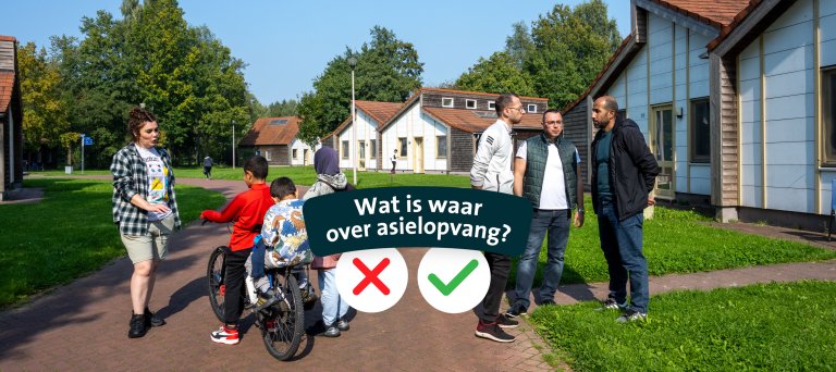 Medewerkers van COA staan buiten in gesprek met bewoners en kinderen