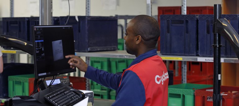 Man aan het werk achter scherm